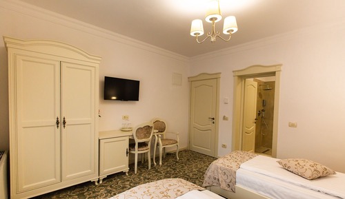 Habitación con 2 camas individuales, balcón, vistas a la ciudad (4*)