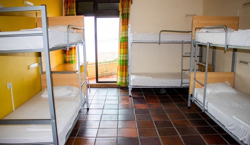 Dormitorio compartido, solo para hombres, baño compartido