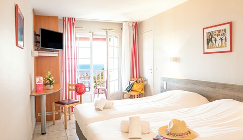Habitación triple, vistas al mar