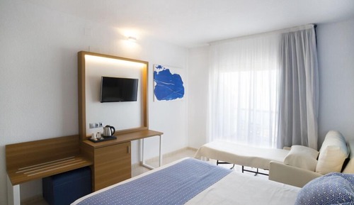 Habitación triple familiar, vistas parciales al mar (2 adults and 1 child)