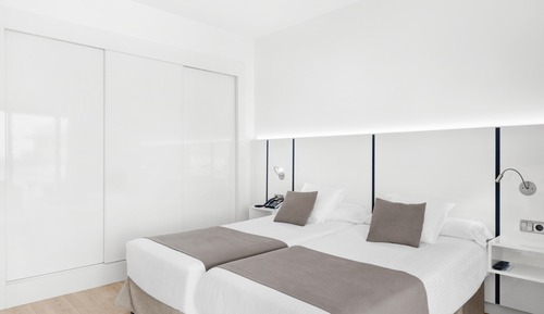 Habitación doble superior, balcón, vistas parciales al mar