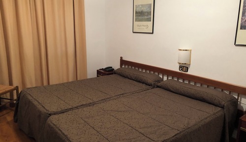 Habitación básica con 1 cama doble o 2 individuales