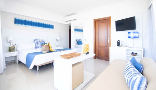 Suite junior, balcón (2 Adults + 1 Child)