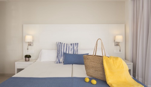 Habitación con 1 cama doble o 2 individuales, balcón (2 Adults)