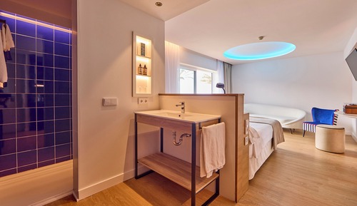 Suite junior, balcón, vistas al mar (Lateral)