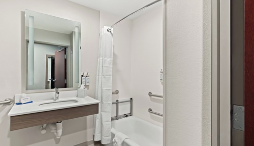 Habitación estándar, 2 camas de matrimonio, bañera accesible (Mobility)