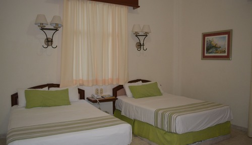Habitación doble, 2 camas dobles, vistas parciales al mar