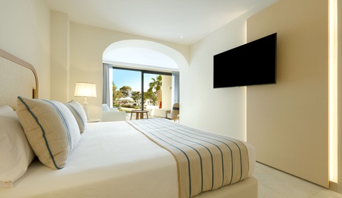 Junior Suite Single Use (Signature Level, Swim up) - Club Access Included
