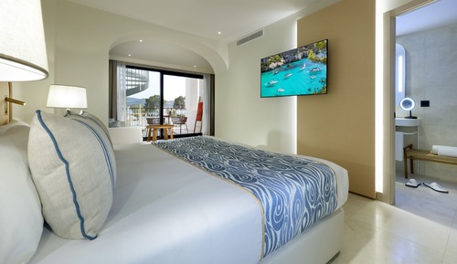 Junior Suite Single Use, Terrace (Signature Level, Rooftop Jacuzzi) - Club Access Included