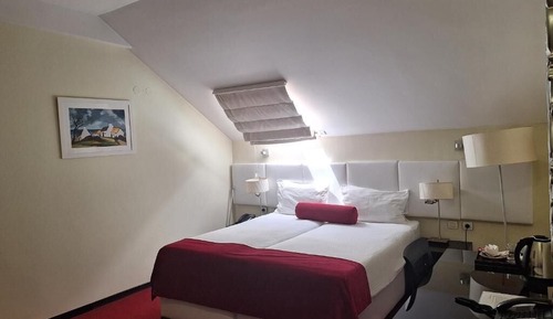 BEST OFFER DOUBLE TWIN ROOM