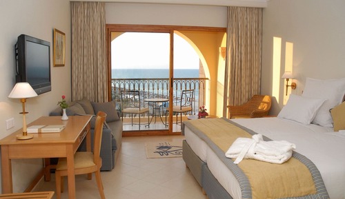 Habitación clásica con 2 camas individuales, 1 cama individual, vistas parciales al mar