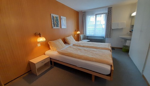 Habitación básica con 2 camas individuales, baño compartido