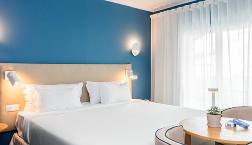 Habitación clásica con 1 cama doble o 2 individuales, balcón