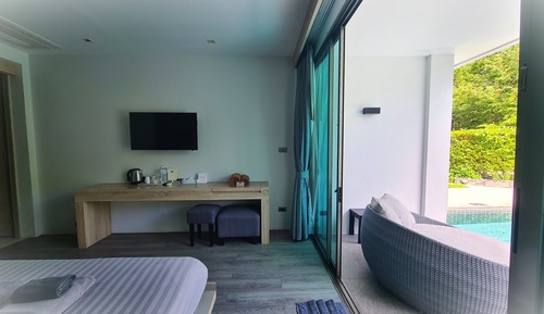 Deluxe Poolside Access