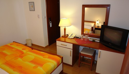 Habitación clásica con 1 cama doble o 2 individuales, balcón