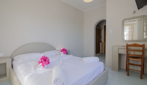 Habitación superior con 1 cama doble o 2 individuales, vistas al mar