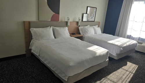 Habitación, 2 camas de matrimonio (Mobility & Hearing, Roll-in Shower)