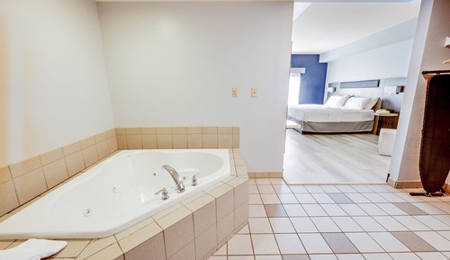 Suite, 1 cama de matrimonio grande, bañera de hidromasaje (Additional Living Area)
