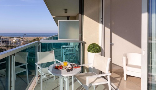 Habitación superior, 1 cama doble con sofá cama, terraza, vistas parciales al mar (side sea view)