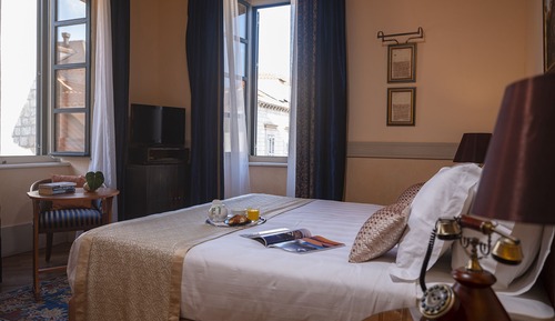 Corner Deluxe Room