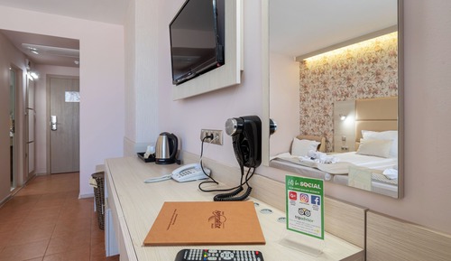 Habitación estándar con 1 cama doble o 2 individuales, balcón, vistas parciales al mar