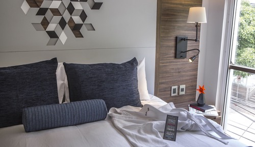 Suite, 1 cama de matrimonio grande, cocina, vistas a la ciudad
