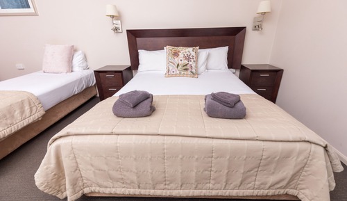 Habitación (Queen + Single)