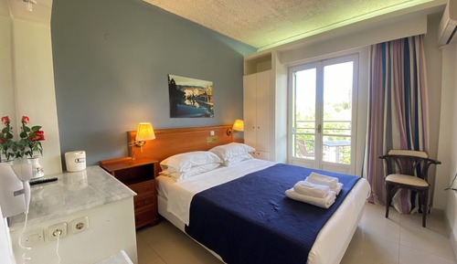 Habitación con 1 cama doble o 2 individuales, vistas al jardín