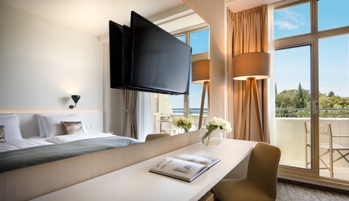 Double room with side sea view and balcony