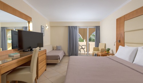 Habitación doble superior, vistas parciales al mar