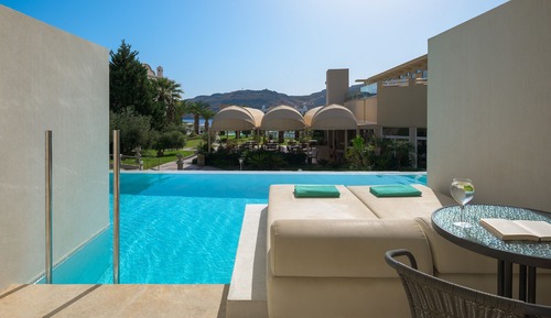 Suite, acceso a la piscina, vistas al jardín