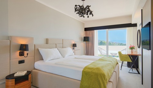 Habitación superior con 2 camas individuales, vistas parciales al mar