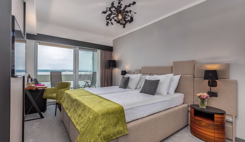 Habitación superior con 2 camas individuales, balcón, vistas al mar