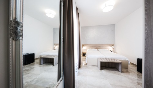Habitación Deluxe con 1 cama doble o 2 individuales, vistas parciales al mar