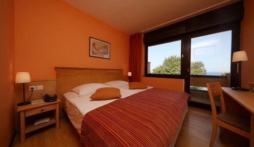 Habitación triple, vistas parciales al mar