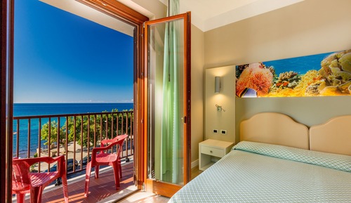 Habitación triple superior, vistas al mar