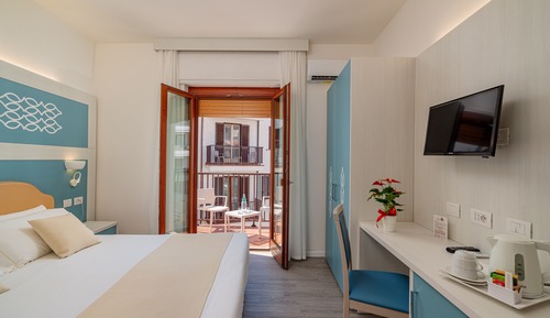 Habitación superior con 1 cama doble o 2 individuales, vistas al jardín