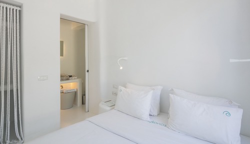 Standard Residence, Annex building (Karavas)