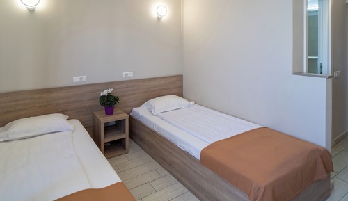 Habitación básica con 2 camas individuales, 1 habitación
