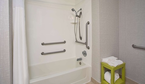 Habitación, 1 cama de matrimonio grande con sofá cama, bañera (Mobility/Hearing)