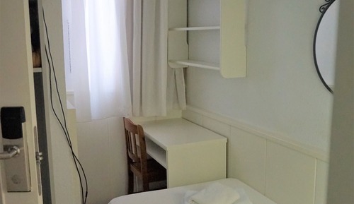 Habitación individual económica (Interior with window)