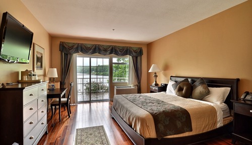 Larger Standard Room, 1 King Bed, Non Smoking, Balcony