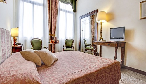 Habitación superior con 1 cama doble o 2 individuales, vistas a la ciudad