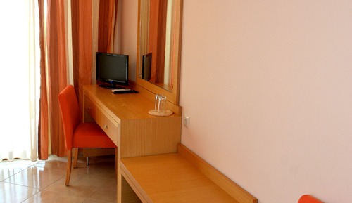 Habitación básica con 1 cama doble o 2 individuales, vistas a la montaña