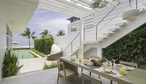 Chalet de lujo con piscina, 3 hab., frente a la playa