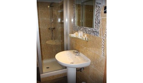 Habitación económica, baño compartido (in-room shower and sink)