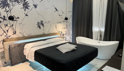 Suite de diseño, 1 cama doble, bañera de hidromasaje, vistas a la ciudad