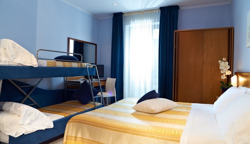 Habitación cuádruple, balcón, vistas parciales al mar