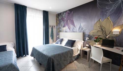 Habitación triple Deluxe, balcón, vistas parciales al mar