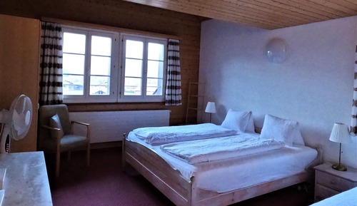 Habitación triple clásica, varias camas, baño privado, vistas a la montaña